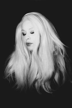 Klasik Eski Hollywood zamansız güzel modeli izole edilmiş siyah arka planda