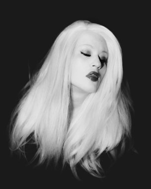 Klasik Eski Hollywood zamansız güzel modeli izole edilmiş siyah arka planda