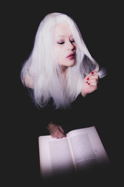 Klasik Eski Hollywood zamansız güzel modeli izole edilmiş siyah arka planda