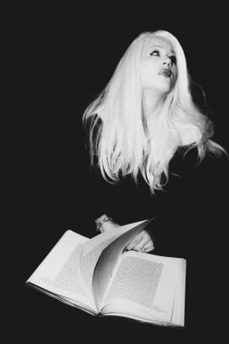 Klasik Eski Hollywood zamansız güzel modeli izole edilmiş siyah arka planda