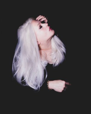 Klasik Eski Hollywood zamansız güzel modeli izole edilmiş siyah arka planda