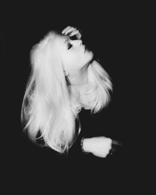 Klasik Eski Hollywood zamansız güzel modeli izole edilmiş siyah arka planda