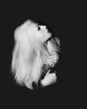 Klasik Eski Hollywood zamansız güzel modeli izole edilmiş siyah arka planda