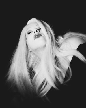 Klasik Eski Hollywood zamansız güzel modeli izole edilmiş siyah arka planda