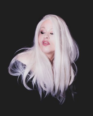 Klasik Eski Hollywood zamansız güzel modeli izole edilmiş siyah arka planda