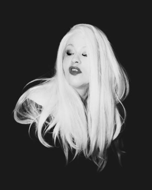 Klasik Eski Hollywood zamansız güzel modeli izole edilmiş siyah arka planda