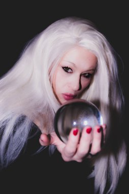 Klasik Eski Hollywood zamansız güzel modeli izole edilmiş siyah arka planda