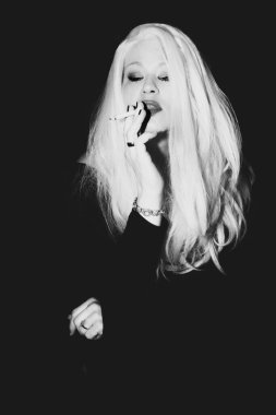 Klasik Eski Hollywood zamansız güzel modeli izole edilmiş siyah arka planda