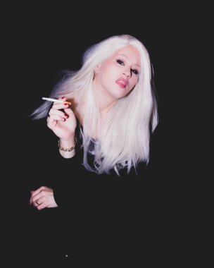 Klasik Eski Hollywood zamansız güzel modeli izole edilmiş siyah arka planda