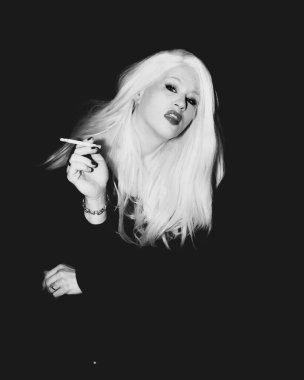 Klasik Eski Hollywood zamansız güzel modeli izole edilmiş siyah arka planda