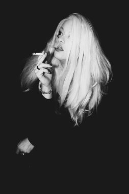 Klasik Eski Hollywood zamansız güzel modeli izole edilmiş siyah arka planda