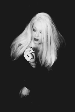 Klasik Eski Hollywood zamansız güzel modeli izole edilmiş siyah arka planda