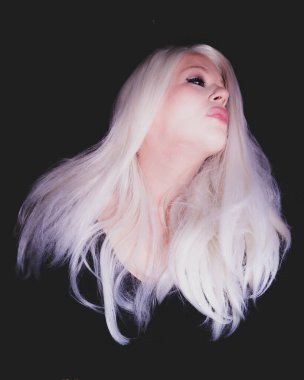 Klasik Eski Hollywood zamansız güzel modeli izole edilmiş siyah arka planda