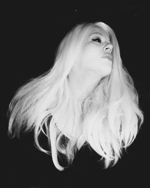 Klasik Eski Hollywood zamansız güzel modeli izole edilmiş siyah arka planda