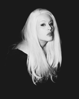 Klasik Eski Hollywood zamansız güzel modeli izole edilmiş siyah arka planda