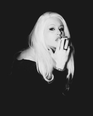 Klasik Eski Hollywood zamansız güzel modeli izole edilmiş siyah arka planda