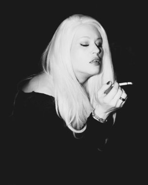 Klasik Eski Hollywood zamansız güzel modeli izole edilmiş siyah arka planda