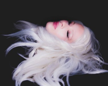 Klasik Eski Hollywood zamansız güzel modeli izole edilmiş siyah arka planda