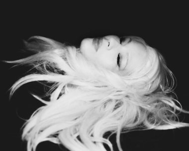 Klasik Eski Hollywood zamansız güzel modeli izole edilmiş siyah arka planda