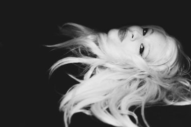 Klasik Eski Hollywood zamansız güzel modeli izole edilmiş siyah arka planda