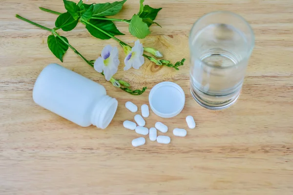 Paracetamol Para Reducir Fiebre Coloca Sobre Mesa Vaso Agua Está — Foto de Stock