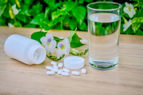 Paracetamol Para Reducir Fiebre Coloca Sobre Mesa Vaso Agua Está — Foto de Stock