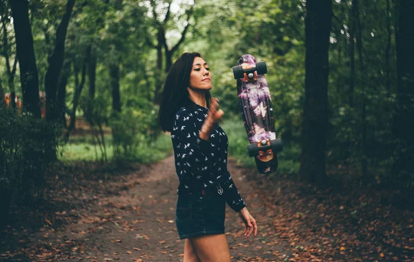 Pennyboard Orman Yolu Üzerinde Güzel Genç Kızla — Stok fotoğraf