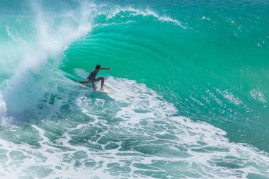 Yerel sörfçünün binme büyük dalga Padang Padang Beach, Bali, Endonezya