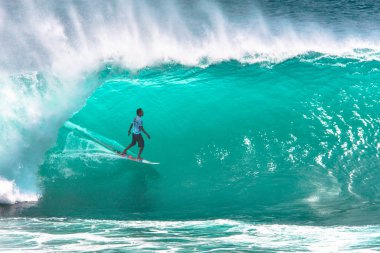 Yerel sörfçünün binme büyük dalga Padang Padang Beach, Bali, Endonezya