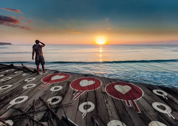 Surfer Που Βλέπουν Κύματα Από Παλιά Ξύλινη Προβλήτα Στο Ηλιοβασίλεμα — Φωτογραφία Αρχείου