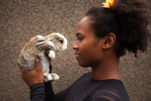 Jeune Femme Afro Américaine Idéaliste Rêvant Avec Lapin Pâques Dans — Photo
