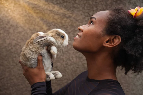 Idealista Joven Afroamericana Soñando Despierto Con Conejo Pascua Sus Manos — Foto de Stock