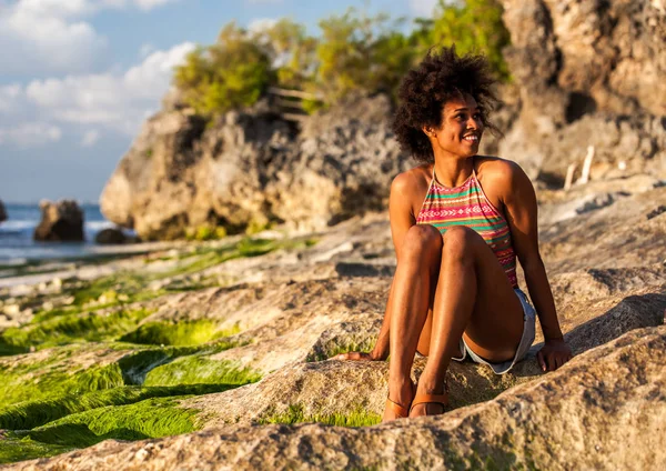 Девушка Тихоокеанского Острова Афро Смотрящая Волны Пляже Паданг Паданг Бали — стоковое фото