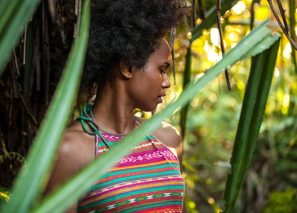 Melanesisch Pacific Islander Atleet Meisje Met Afro Kapsel Jungle Half — Stockfoto