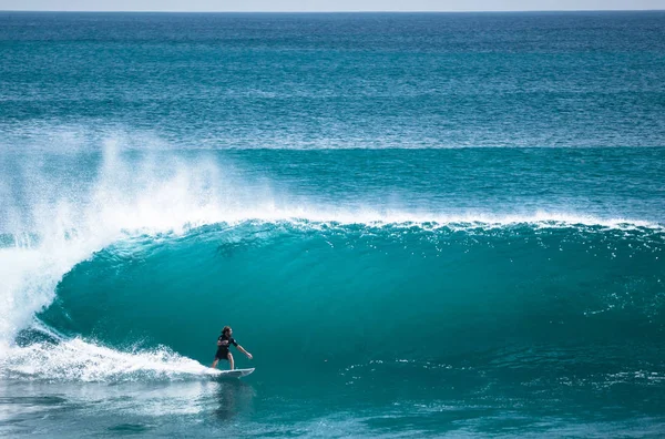 Surfista Montando Longboard Grande Onda Verde Praia Balangan Bali Indonésia — Fotografia de Stock