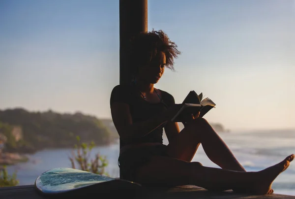 Hermosa Chica Surfista Con Peinado Afro Libro Lectura Parte Superior —  Fotos de Stock