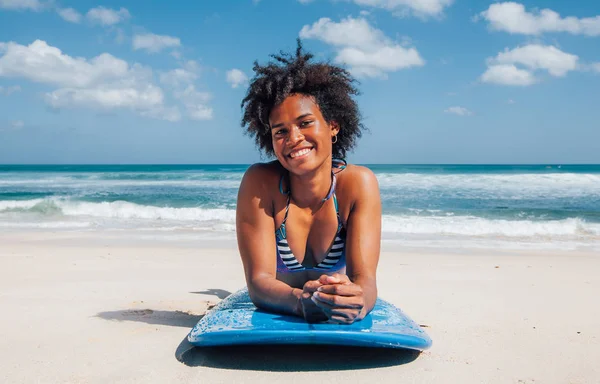 Surfer Κορίτσι Άφρο Hairstyle Χαμογελώντας Βλέπουν Φωτογραφική Μηχανή Ξαπλωμένος Στο — Φωτογραφία Αρχείου