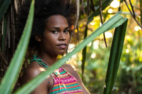 Melanesisch Pacific Islander Atleet Meisje Met Afro Kapsel Jungle Kijken — Stockfoto