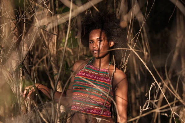 Melanesian Pacifico Isleño Atleta Chica Con Afro Pelo Estilo Selva — Foto de Stock