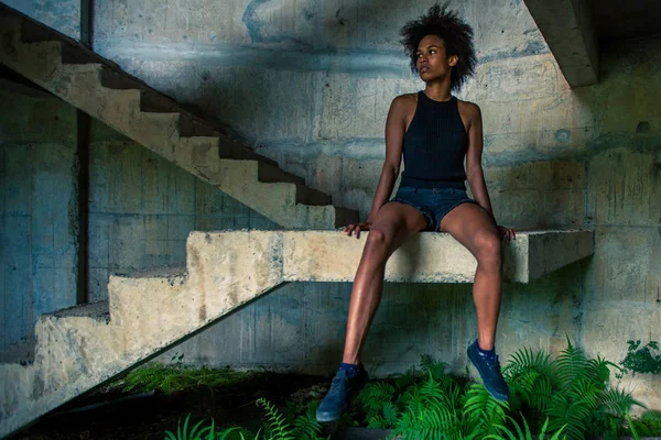 Melanesian Pacific Islander Athlete Girl Strong Arms Workout Sitting Staircase — Stock Photo, Image