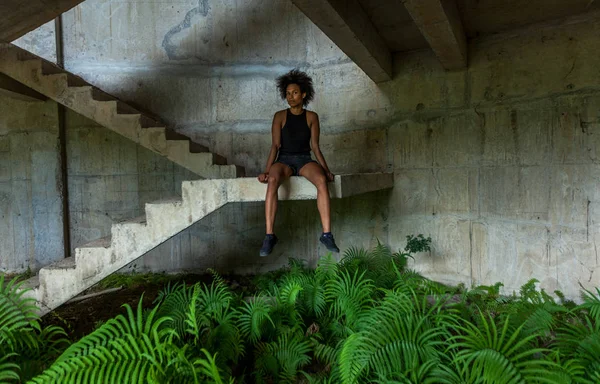 Melanesian Pacific Islander Athlete Girl Strong Arms Workout Sitting Staircase — Stock Photo, Image