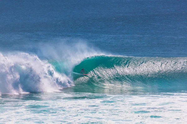 Surfer Reitet Große Welle Strand Von Uluwatu Bali Indonesien — Stockfoto