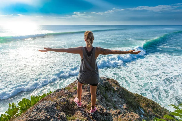 Surfer Dziewczyna Otwarcie Jej Ramiona Stoi Wysokim Klifie Przed Zapierające — Zdjęcie stockowe