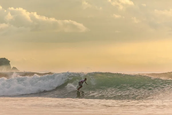 Lokalnego Surfera Jazda Konna Duża Fala Zachodzie Słońca Bali Indonezja — Zdjęcie stockowe