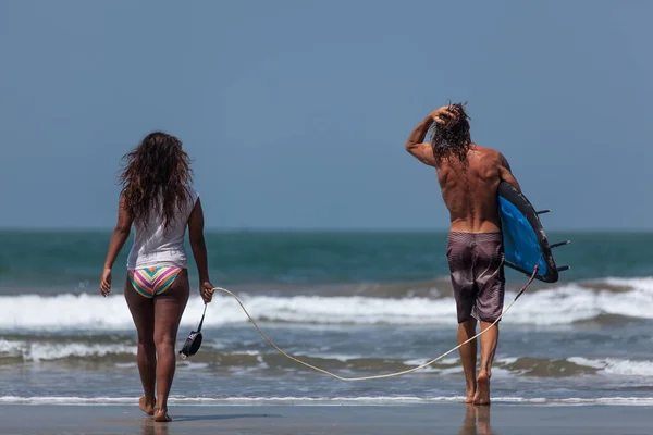 Casal Corrida Mista Caminhando Com Prancha Direção Mar — Fotografia de Stock