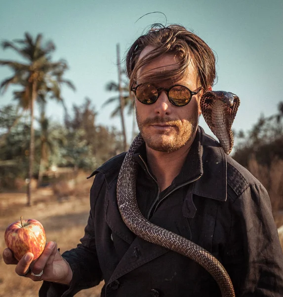 Πορτρέτο Του Ποιητή Hipster Καμπαρντίνα Μήλο Στο Χέρι Και Cobra Φωτογραφία Αρχείου