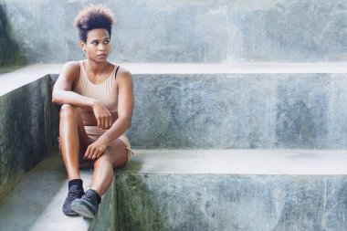 Melanesian Pasifik Adalı sporcu kızla afro egzersiz rutinleri gerçekleştirme çalışmadan sonra