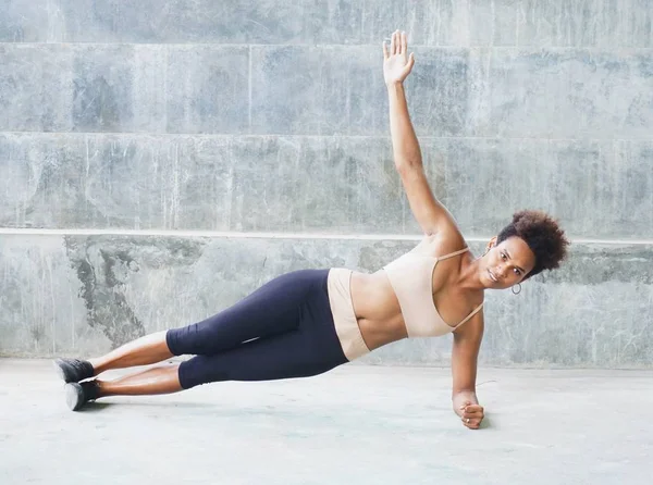 Melanesian Pacific Islander Athlete Girl Afro Performing Exercising Routines Plank — Stock Photo, Image