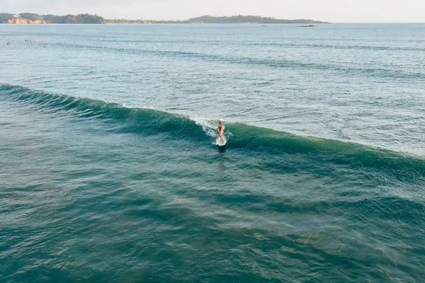 Kobieta Surfuje Morzu — Zdjęcie stockowe