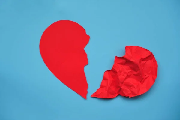 Papel Rojo Arrugado Con Forma Amor Desgarrado Icono Infarto Divorcio — Foto de Stock